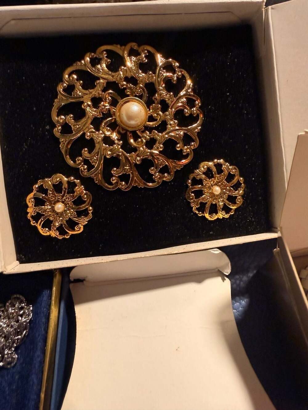 Large Vintage 1990s Avon Jewelry Collection, 12-Piece Lot, Cameo, Cross, Earring - Picture 4 of 8